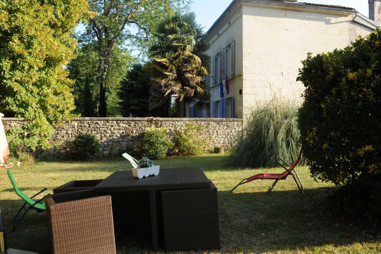 Bed and Breakfast Les Demeures De La Laigne Allas-Bocage Zewnętrze zdjęcie